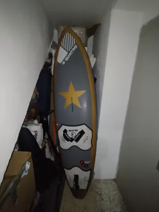 Tabla de surf amarilla, gris y blanca. Negociable