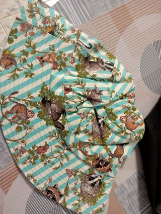 Gorro de tela con estampado de animales