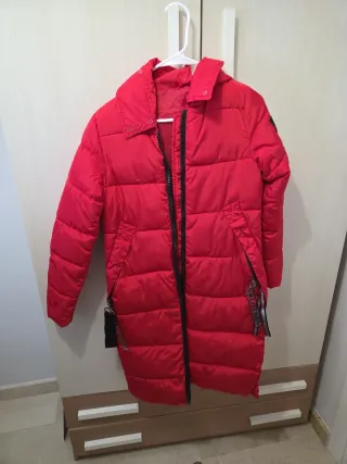 Chaqueta roja acolchada larga