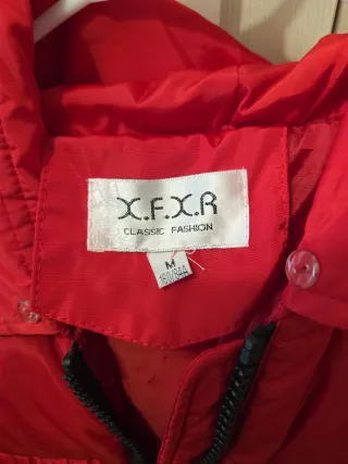 Chaqueta roja acolchada larga