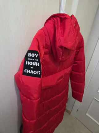 Chaqueta roja acolchada larga