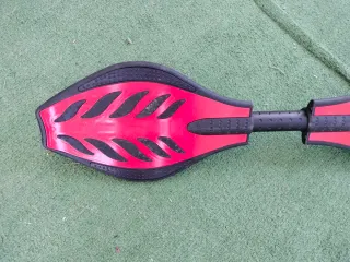 Skate de dos ruedas rojo y negro