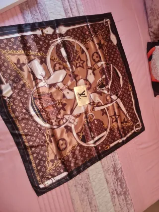 Pañuelo  con monedero a juego en su cajita