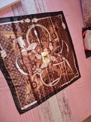 Pañuelo  con monedero a juego en su cajita