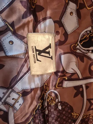 Pañuelo  con monedero a juego en su cajita