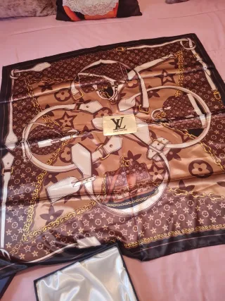 Pañuelo  con monedero a juego en su cajita