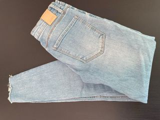 Pantalón vaquero azul desgastado