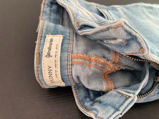 Pantalón vaquero azul desgastado