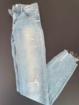 Pantalón vaquero azul desgastado