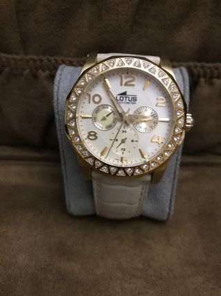 Elegante reloj Lotus beige y dorado