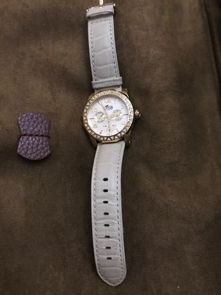 Elegante reloj Lotus beige y dorado