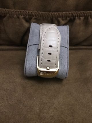 Elegante reloj Lotus beige y dorado