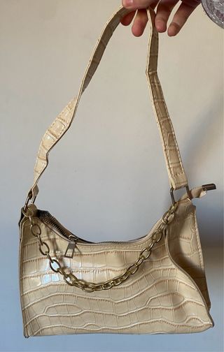 Bolso beige con cadena dorada