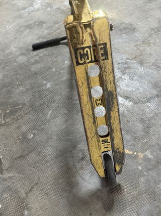 Patinete Core dorado ( vale 200€ nuevo)