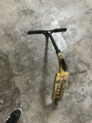 Patinete Core dorado ( vale 200€ nuevo)