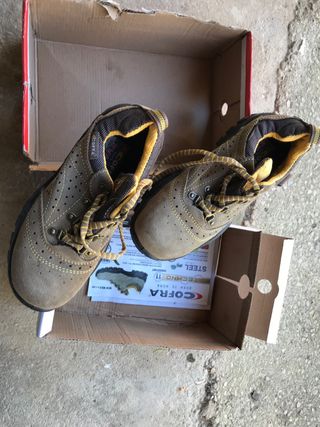 Zapatos de seguridad negros y marrones