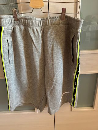 Pantalón corto deportivo Nike gris