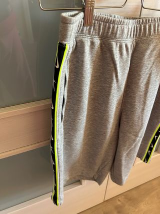 Pantalón corto deportivo Nike gris