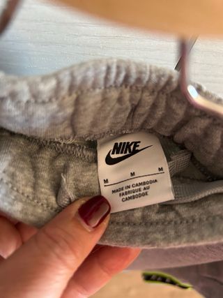 Pantalón corto deportivo Nike gris