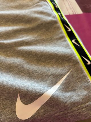Pantalón corto deportivo Nike gris