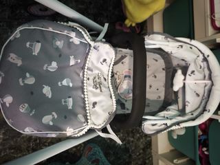 Carrito de muñecas gris y blanco