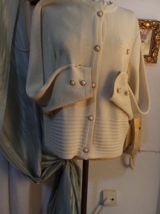 Rebeca de punto blanco con botones dorados