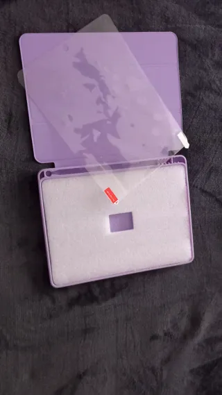 Funda iPad 6ª Gen Morada.  Con protector pantalla