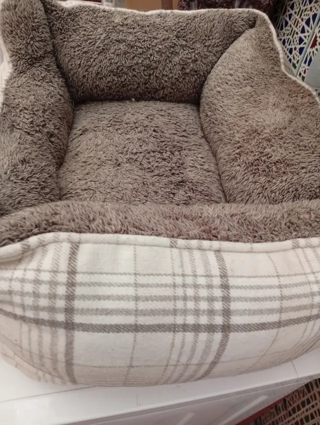 Cama para perro con estampado de cuadros.calentita