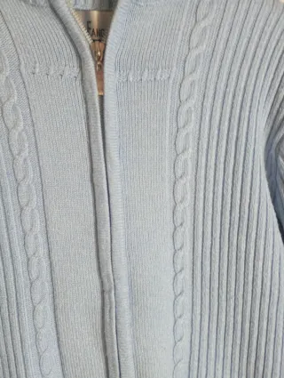 Jersey azul con cremallera y trenzas