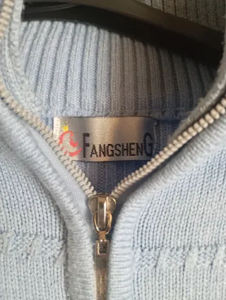 Jersey azul con cremallera y trenzas