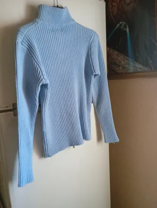 Jersey azul con cremallera y trenzas