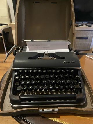 Máquina de escribir Olympia antigua