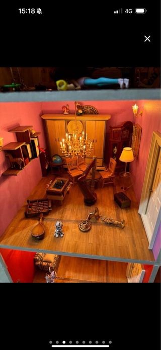 Casa de muñecas con muebles y accesorios