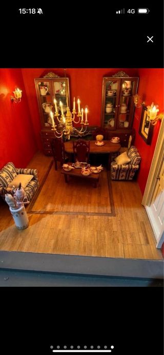 Casa de muñecas con muebles y accesorios