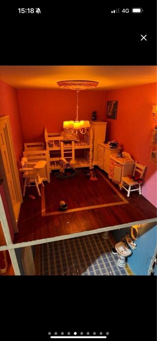 Casa de muñecas con muebles y accesorios