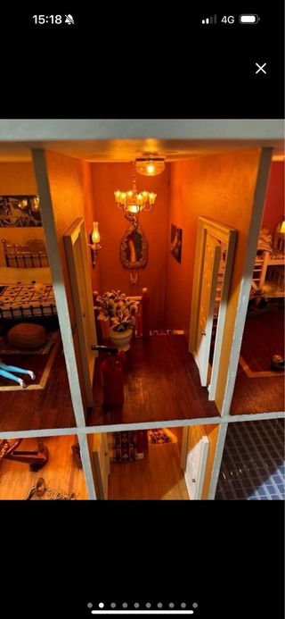 Casa de muñecas con muebles y accesorios