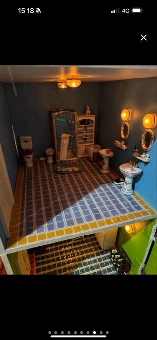 Casa de muñecas con muebles y accesorios