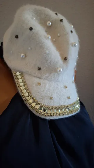 Gorra blanca con pedrería dorada