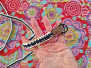 Cinturón trenzado azul y blanco