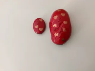 Sassi rosso con cuoricini rame