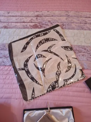 Pañuelo y monedero negro y dorado