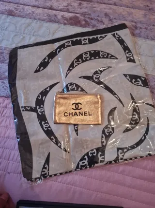 Pañuelo y monedero negro y dorado