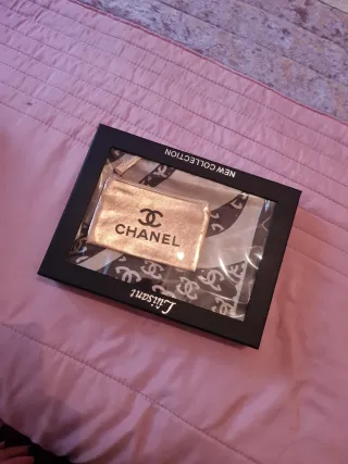 Pañuelo y monedero negro y dorado