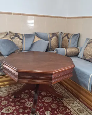 Mesa de centro octogonal de madera con ruedas