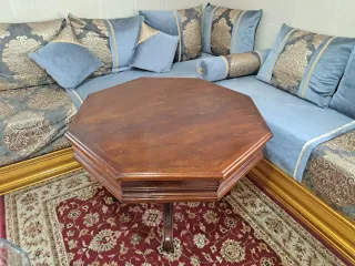Mesa de centro octogonal de madera con ruedas