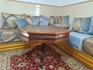 Mesa de centro octogonal de madera con ruedas