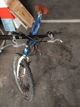 Bicicleta de carretera azul