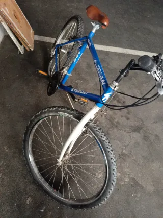 Bicicleta de carretera azul