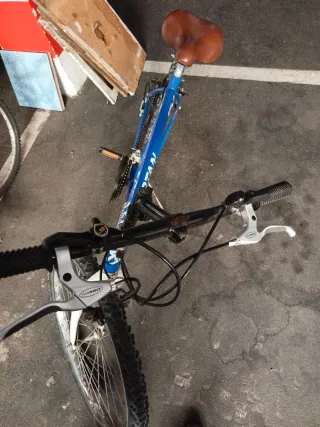 Bicicleta de carretera azul