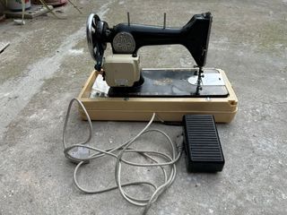 Máquina de coser antigua con pedal